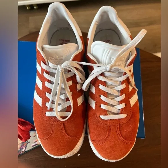 Adidas Gazelle red suede Women size 8 - Picture 2 of 8